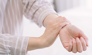 交通事故 手足のしびれ